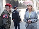 Ministerin Tanner besucht Soldaten bei der Botschaftsbewachung. (Bild öffnet sich in einem neuen Fenster)