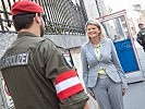 Ministerin Tanner besucht Soldaten bei der Botschaftsbewachung. (Bild öffnet sich in einem neuen Fenster)