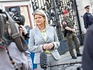 Ministerin Tanner besucht Soldaten bei der Botschaftsbewachung. (Bild öffnet sich in einem neuen Fenster)