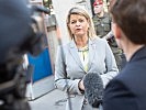 Ministerin Tanner besucht Soldaten bei der Botschaftsbewachung. (Bild öffnet sich in einem neuen Fenster)