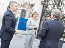 Ministerin Tanner besucht Soldaten bei der Botschaftsbewachung. (Bild öffnet sich in einem neuen Fenster)