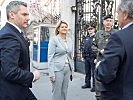 Ministerin Tanner besucht Soldaten bei der Botschaftsbewachung. (Bild öffnet sich in einem neuen Fenster)