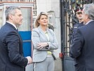 Ministerin Tanner besucht Soldaten bei der Botschaftsbewachung. (Bild öffnet sich in einem neuen Fenster)