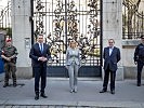 Ministerin Tanner besucht Soldaten bei der Botschaftsbewachung. (Bild öffnet sich in einem neuen Fenster)