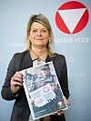 Klaudia Tanner mit der neuen Broschüre. (Bild öffnet sich in einem neuen Fenster)