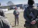 Ministerin Tanner trifft Rekruten in Langenlebarn. (Bild öffnet sich in einem neuen Fenster)