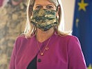 2.4.: Klaudia Tanner mit der Corona-Schutzmaske des Bundesheeres. (Bild öffnet sich in einem neuen Fenster)