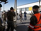 Klaudia Tanner besucht Soldaten in Suben. (Bild öffnet sich in einem neuen Fenster)