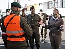 Klaudia Tanner besucht Soldaten in Suben. (Bild öffnet sich in einem neuen Fenster)