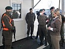 Klaudia Tanner besucht Soldaten in Suben. (Bild öffnet sich in einem neuen Fenster)