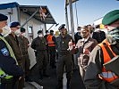 Klaudia Tanner besucht Soldaten in Suben. (Bild öffnet sich in einem neuen Fenster)