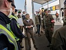 Klaudia Tanner besucht Soldaten in Suben. (Bild öffnet sich in einem neuen Fenster)