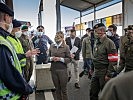 Klaudia Tanner besucht Soldaten in Suben. (Bild öffnet sich in einem neuen Fenster)