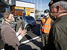 Klaudia Tanner besucht Soldaten in Suben. (Bild öffnet sich in einem neuen Fenster)