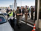 Klaudia Tanner besucht Soldaten in Suben. (Bild öffnet sich in einem neuen Fenster)