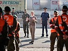 Klaudia Tanner besucht Soldaten in Suben. (Bild öffnet sich in einem neuen Fenster)