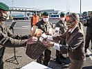 Klaudia Tanner besucht Soldaten in Suben. (Bild öffnet sich in einem neuen Fenster)