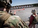 Klaudia Tanner besucht die Soldaten des Jagdkommandos. (Bild öffnet sich in einem neuen Fenster)