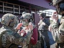 Klaudia Tanner besucht die Soldaten des Jagdkommandos. (Bild öffnet sich in einem neuen Fenster)