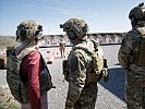 Klaudia Tanner besucht die Soldaten des Jagdkommandos. (Bild öffnet sich in einem neuen Fenster)