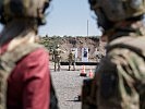 Klaudia Tanner besucht die Soldaten des Jagdkommandos. (Bild öffnet sich in einem neuen Fenster)