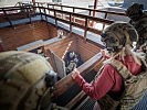 Klaudia Tanner besucht die Soldaten des Jagdkommandos. (Bild öffnet sich in einem neuen Fenster)