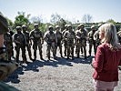 Klaudia Tanner besucht die Soldaten des Jagdkommandos. (Bild öffnet sich in einem neuen Fenster)