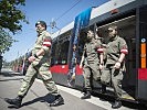 Assistenzsoldaten beim Fototermin. (Bild öffnet sich in einem neuen Fenster)