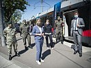 Klaudia Tanner, Wolfgang Schroll und Alexandra Reinagl mit Soldaten. (Bild öffnet sich in einem neuen Fenster)