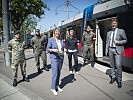 Klaudia Tanner, Wolfgang Schroll und Alexandra Reinagl mit Soldaten. (Bild öffnet sich in einem neuen Fenster)