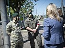 Ministerin Klaudia Tanner mit Assistenzsoldaten. (Bild öffnet sich in einem neuen Fenster)