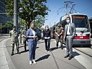 Klaudia Tanner, Wolfgang Schroll und Alexandra Reinagl mit Soldaten. (Bild öffnet sich in einem neuen Fenster)