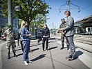 Klaudia Tanner, Wolfgang Schroll und Alexandra Reinagl mit Soldaten. (Bild öffnet sich in einem neuen Fenster)