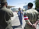 Ministerin Klaudia Tanner mit Assistenzsoldaten. (Bild öffnet sich in einem neuen Fenster)