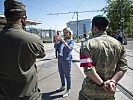 Ministerin Klaudia Tanner mit Assistenzsoldaten. (Bild öffnet sich in einem neuen Fenster)