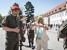 Klaudia Tanner besucht die Garde. (Bild öffnet sich in einem neuen Fenster)