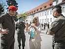 Klaudia Tanner besucht die Garde. (Bild öffnet sich in einem neuen Fenster)