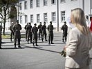 Klaudia Tanner besucht die Garde. (Bild öffnet sich in einem neuen Fenster)