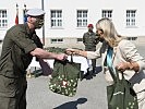 Klaudia Tanner besucht die Garde. (Bild öffnet sich in einem neuen Fenster)