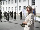 Klaudia Tanner besucht die Garde. (Bild öffnet sich in einem neuen Fenster)