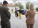 Tanner mit Militärhundeführern. (Bild öffnet sich in einem neuen Fenster)