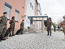 Tanner mit Militärhundeführern. (Bild öffnet sich in einem neuen Fenster)