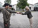 Ministerin Klaudia Tanner brachte den Soldaten die neuen Uniformen. (Bild öffnet sich in einem neuen Fenster)