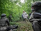 Klaudia Tanner besucht das Jägerbataillon 12. (Bild öffnet sich in einem neuen Fenster)