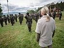 Klaudia Tanner besucht das Jägerbataillon 12. (Bild öffnet sich in einem neuen Fenster)