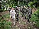 Klaudia Tanner besucht das Jägerbataillon 12. (Bild öffnet sich in einem neuen Fenster)