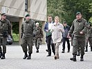 Klaudia Tanner besucht das Jägerbataillon 12. (Bild öffnet sich in einem neuen Fenster)