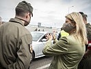 Die Minister Tanner und Nehammer in Nickelsdorf. (Bild öffnet sich in einem neuen Fenster)