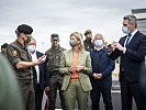 Die Minister Tanner und Nehammer in Nickelsdorf. (Bild öffnet sich in einem neuen Fenster)