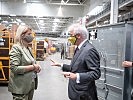 Ministerin Tanner besucht Post-Logistikzentrum. (Bild öffnet sich in einem neuen Fenster)